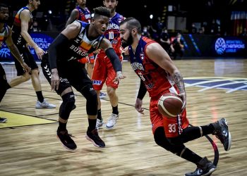 Fabián Ramírez Barrios (d) del Quimsa en acción ante el jugador Jasiel Rivero del Hereda San Pablo de Burgos, durante un partido por la Copa Intercontinental FIBA 2021 que se disputa hoy, en Buenos Aires (Argentina). EFE/ FIBA