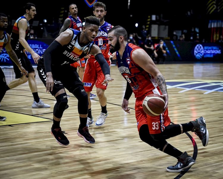 Fabián Ramírez Barrios (d) del Quimsa en acción ante el jugador Jasiel Rivero del Hereda San Pablo de Burgos, durante un partido por la Copa Intercontinental FIBA 2021 que se disputa hoy, en Buenos Aires (Argentina). EFE/ FIBA