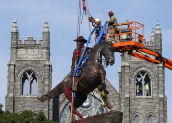 En esta imagen de archivo, tomada el 7 de julio de 2020, operarios colocan cintas alrededor de la estatua del general confederado J.E.B. Stuart, en Monument Avenue, Richmond, Virginia. Foto/Ap/Steve Helber/Archivo.