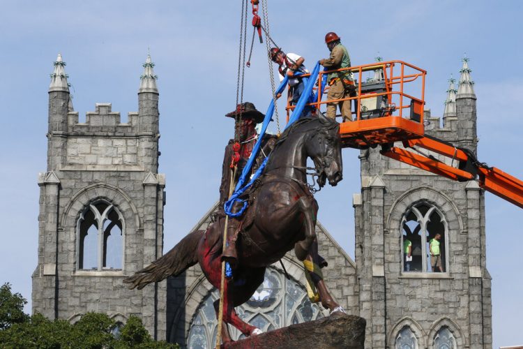 En esta imagen de archivo, tomada el 7 de julio de 2020, operarios colocan cintas alrededor de la estatua del general confederado J.E.B. Stuart, en Monument Avenue, Richmond, Virginia. Foto/Ap/Steve Helber/Archivo.