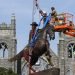 En esta imagen de archivo, tomada el 7 de julio de 2020, operarios colocan cintas alrededor de la estatua del general confederado J.E.B. Stuart, en Monument Avenue, Richmond, Virginia. Foto/Ap/Steve Helber/Archivo.