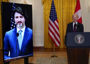 El presidente Joe Biden habla luego de sostener una reunión virtual con su homólogo canadiense Justin Trudeau, el martes 23 de febrero de 2021, en la Casa Blanca, en Washington. Foto: Evan Vucci/Ap.