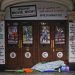 Una persona sin hogar duerme a la entrada de un teatro cerrado por la pandemia del coronavirus, en Londres, el 8 de febrero de 2021. Foto: Frank Augstein/Ap.