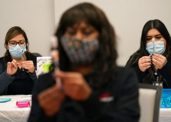 Un equipo de enfermeras prepara vacunas contra el coronavirus en Las Vegas el 22 de enero de 2021. Foto: John Locher/AP.