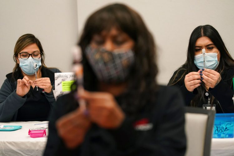 Un equipo de enfermeras prepara vacunas contra el coronavirus en Las Vegas el 22 de enero de 2021. Foto: John Locher/AP.