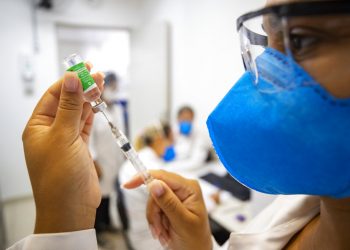 Una asistente de enfermería prepara una dosis de la vacuna Oxford-AstraZeneca durante un programa de vacunación para trabajadores de la salud en un centro médico comunitario en Sao Paulo, Brasil, el miércoles 3 de febrero de 2021. Foto: Andre Penner/AP.