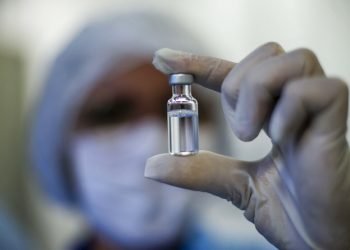 Trabajadora muestra un vial de la vacuna contra el coronavirus desarrollada por AstraZeneca y la Universidad de Oxford, producida por la Fundación Fiocruz en Río de Janeiro, Brasil, el 12 de febrero de 2021. Foto: Bruna Prado/Ap.