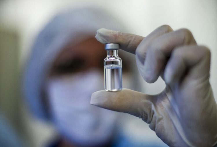 Trabajadora muestra un vial de la vacuna contra el coronavirus desarrollada por AstraZeneca y la Universidad de Oxford, producida por la Fundación Fiocruz en Río de Janeiro, Brasil, el 12 de febrero de 2021. Foto: Bruna Prado/Ap.