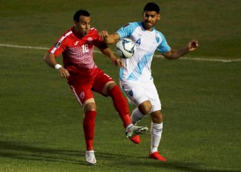 El cubano Joel Apezteguía (i) disputa un balón en un partido de las eliminatorias mundialistas para Catar 2020 contra Guatemala. Foto: Esteban Biba / EFE.