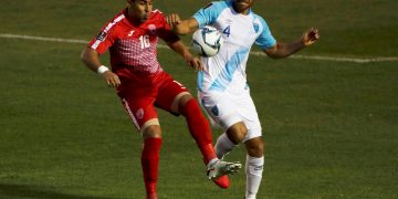 El cubano Joel Apezteguía (i) disputa un balón en un partido de las eliminatorias mundialistas para Catar 2020 contra Guatemala. Foto: Esteban Biba / EFE.