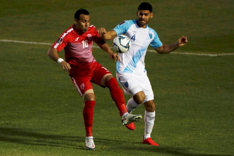 El cubano Joel Apezteguía (i) disputa un balón en un partido de las eliminatorias mundialistas para Catar 2020 contra Guatemala. Foto: Esteban Biba / EFE.