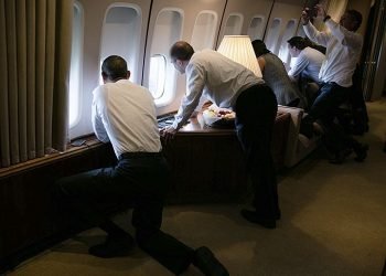 El presidente Obama y miembros de su equipo se asoman por las ventanas del Air Force One durante el aterrizaje en Cuba. Foto: Pete Souza/The White House