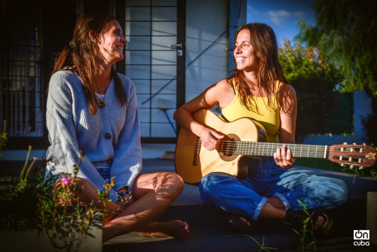 Paula y Cata, una tarde de canciones en el hogar que comparten en
La Plata, Argentina.