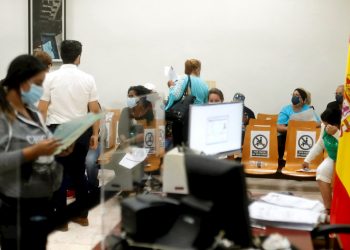 Varias personas adelantan tramites en la nueva sede del Consulado de España en La Habana. Foto: Ernesto Mastrascusa / EFE/Archivo.