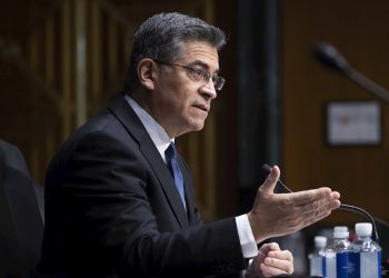 Fotografía de archivo del 24 de febrero de 2021 que muestra a Xavier Becerra durante la audiencia del Comité de Finanzas del Senado sobre su nominación para ser secretario de Salud y Servicios Humanos (HHS), en Washington (EE.UU.). Foto: Michael Reynolds / POOL / EFE.