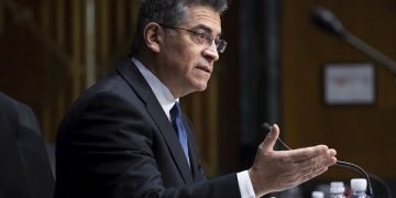 Fotografía de archivo del 24 de febrero de 2021 que muestra a Xavier Becerra durante la audiencia del Comité de Finanzas del Senado sobre su nominación para ser secretario de Salud y Servicios Humanos (HHS), en Washington (EE.UU.). Foto: Michael Reynolds / POOL / EFE.