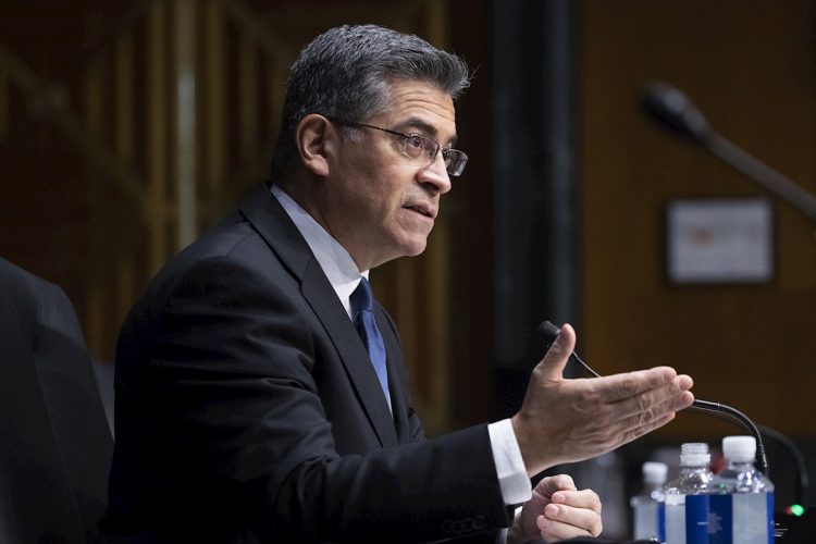 Fotografía de archivo del 24 de febrero de 2021 que muestra a Xavier Becerra durante la audiencia del Comité de Finanzas del Senado sobre su nominación para ser secretario de Salud y Servicios Humanos (HHS), en Washington (EE.UU.). Foto: Michael Reynolds / POOL / EFE.