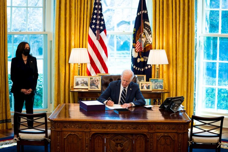 El presidente estadounidense Joe Biden firma el plan de rescate estadounidense con la vicepresidenta Kamala Harris a su lado, en la Oficina Ova de la Casa Blanca, en Washington, DC, EE. UU., el 11 de marzo de 2021. Foto: Doug Mills / POOL / EFE.