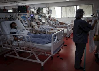 Enfermos de la COVID-19 y personal médico en la Unidad de Cuidados Intensivos del Hospital de M'Boi Mirim, en un suburbio de Sao Paulo, Brasil. Foto: Fernando Bizerra / EFE / Archivo.