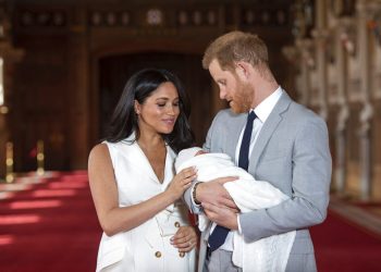 ARCHIVO - En esta foto del 8 de mayo de 2019, el príncipe Enrique de Inglaterra y Meghan, duquesa de Sussex, posan con su recién nacido Archie en el Castillo de Windsor, en el sur de Inglaterra. (Dominic Lipinski/Pool vía AP, Archivo)