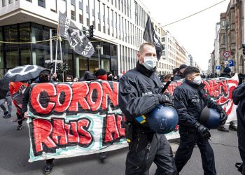 Varuas iniciativas y grupos de izquierda protestan contra una marcha de ultraderechistas contra las regulaciones del coronavirus en Berlín el sábado, 20 de marzo del 2021.
 (Fabian Sommer/dpa via AP)