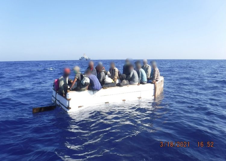 Fotografía de archivo de cedida a EFE por la Guardia Costera estadounidense donde se muestra a un grupo migrantes cubanos a bordo de una embarcación rústica, interceptados al sur de Florida. Foto: Guardia Costera EEUU / EFE / Archivo.