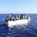 Fotografía de archivo de cedida a EFE por la Guardia Costera estadounidense donde se muestra a un grupo migrantes cubanos a bordo de una embarcación rústica, interceptados al sur de Florida. Foto: Guardia Costera EEUU / EFE / Archivo.