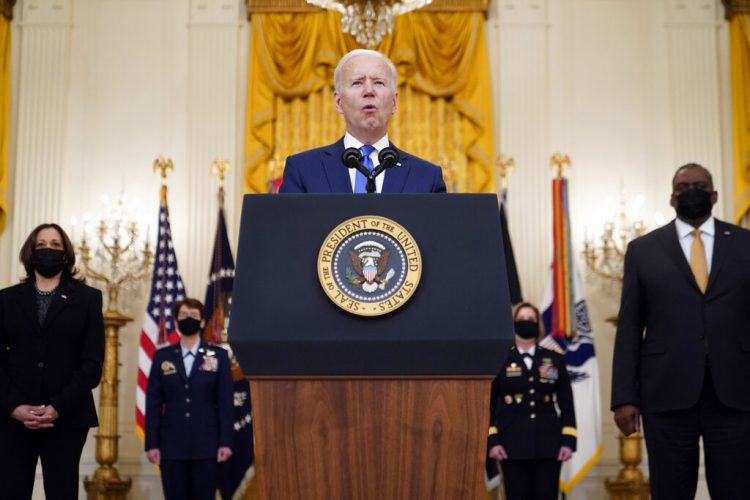 El presidente Joe Biden habla durante un evento para conmemorar el Día Internacional de la Mujer el lunes 8 de marzo de 2021 acompañado por la vicepresidenta Kamala Harris y por el secretario de Defensa Lloyd Austin. Foto Patrick Semansky/AP.