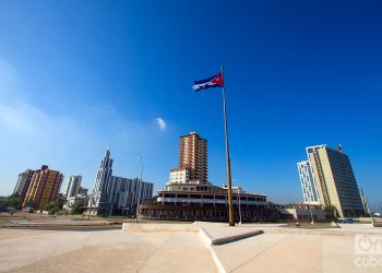 La bandera cubana ondea donde una vez estuvo el monumento al Mayor General Calixto García, en el extremo norte de la Calle G o Avenida de los Presidentes, en La Habana. Foto: Otmaro Rodríguez.