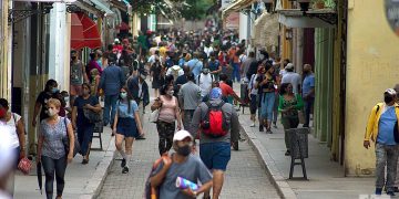 Personas en la calle Obispo, en La Habana Vieja. Foto: Otmaro Rodríguez / Archivo.