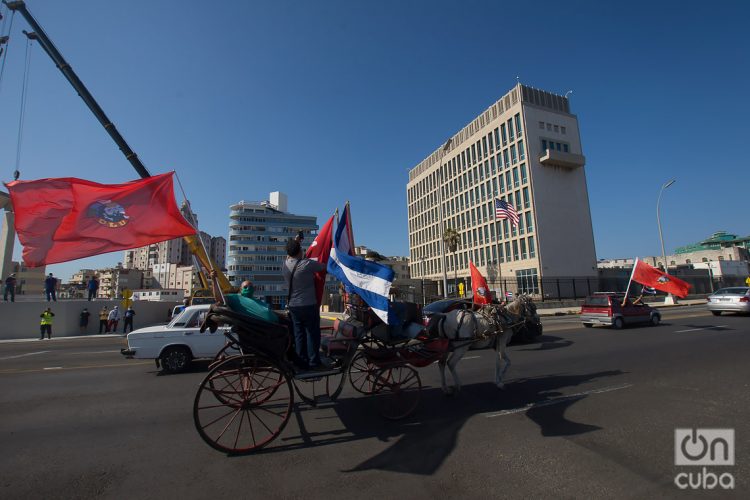 Caravana contra el embargo de Estados Unidos a Cuba, pasa frente a la embajada estadounidense en La Habana, el 28 de marzo 2021. Foto: Otmaro Rodríguez.