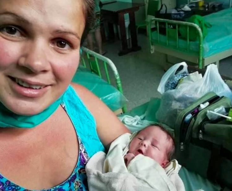 Maidi y se pequeña Helen, en el primer encuentro madre-hija. Foto: Minoska Cadalso/Cubadebate.