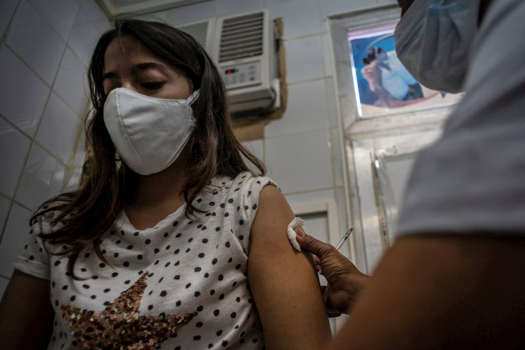 Una enfermera aplica la vacuna cubana Soberana 02 a una trabajadora de la Salud, como parte de un estudio en un policlínico de La Habana (Cuba). Foto: Ramón Espinosa / EFE /Archivo.