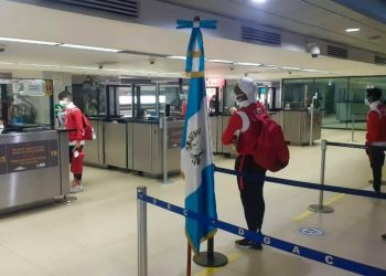 Llegada a Guatemala de la selección cubana de fútbol, el 21 de marzo de 2021. Foto: @futbolxdentro / Facebook.