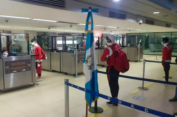 Llegada a Guatemala de la selección cubana de fútbol, el 21 de marzo de 2021. Foto: @futbolxdentro / Facebook.