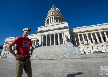 José Enrique González, Pepe, guía de free tour con uno de los recorridos más populares de esta modalidad turística en La Habana. Foto: Otmaro Rodríguez.