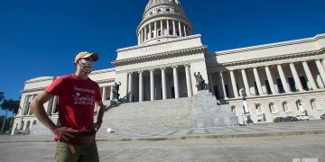 José Enrique González, Pepe, guía de free tour con uno de los recorridos más populares de esta modalidad turística en La Habana. Foto: Otmaro Rodríguez.