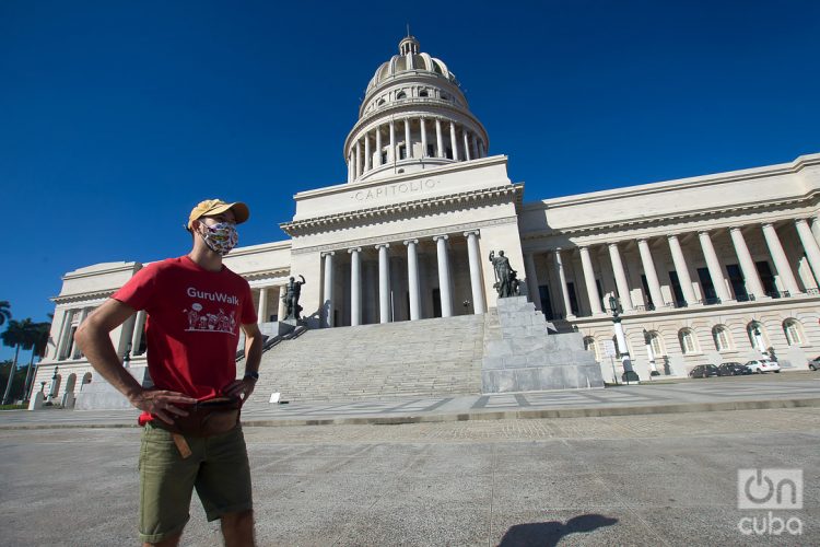 José Enrique González, Pepe, guía de free tour con uno de los recorridos más populares de esta modalidad turística en La Habana. Foto: Otmaro Rodríguez.