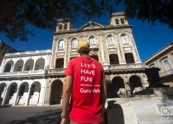 José Enrique González, Pepe, guía de free tour con uno de los recorridos más populares de esta modalidad turística en La Habana. Foto: Otmaro Rodríguez.