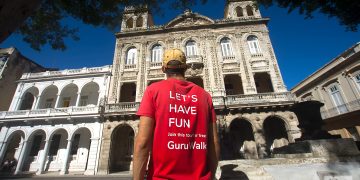 José Enrique González, Pepe, guía de free tour con uno de los recorridos más populares de esta modalidad turística en La Habana. Foto: Otmaro Rodríguez.