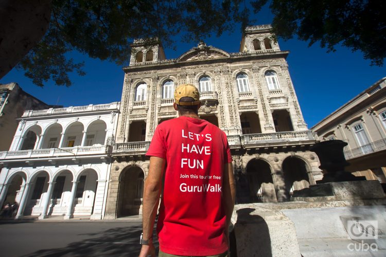 José Enrique González, Pepe, guía de free tour con uno de los recorridos más populares de esta modalidad turística en La Habana. Foto: Otmaro Rodríguez.