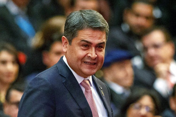 En esta imagen del 14 de enero de 2020, el presidente de Honduras, Juan Orlando Hernández, llega a la ceremonia de investidura del nuevo presidente de Guatemala, Alejandro Giammattei, en el Teatro Nacional en Ciudad de Guatemala. (AP Foto/Moisés Castillo, archivo)