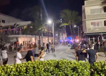 Decenas de jóvenes se enfrentan a la policía en la intersección de Ocean Drive y la calle 8, en Miami Beach. | Cortesía Miami Herald.