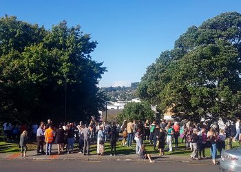 Personas se reúnen en terreno elevado después de que se emitió una alerta de tsunami el viernes 5 de marzo de 2021, en Whangarei, Nueva Zelanda. (Mike Dinsdale/New Zealand Herald via AP)