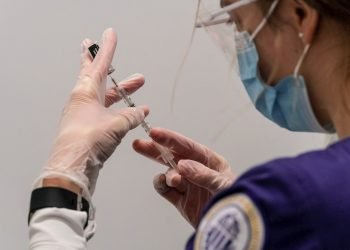 Los primeros participantes del ensayo clínico ya han recibido la inyección inicial de esta vacuna, que desarrolló Pfizer junto con la alemana BioNTech. Foto: EFE/Stephen Brashear/Archivo.