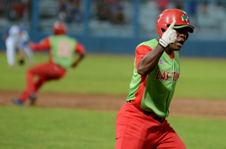 Danel Castro está a las puertas de convertirse en el jugador cubano con más jits en Series Nacionales. Foto: Ricardo López Hevia.