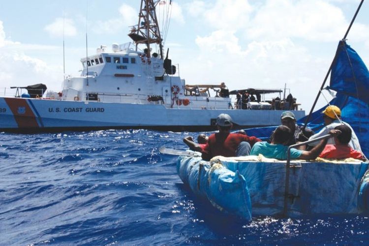 Imagen de archivo del Servicio Guardacostas de una operación de contrabando de cubanos hacia Estados Unidos. Foto: USCG / Archivo.