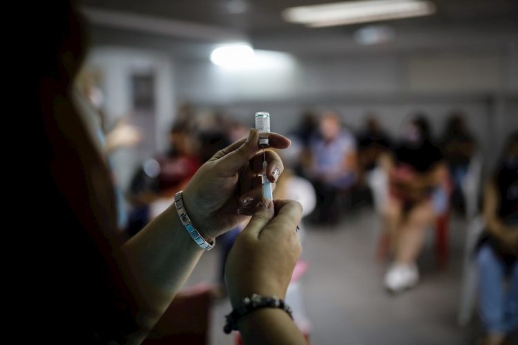 Una enfermera sostiene una vacuna contra la COVID-19 en un centro sanitario. Foto: EFE/ Juan Ignacio Roncoroni.