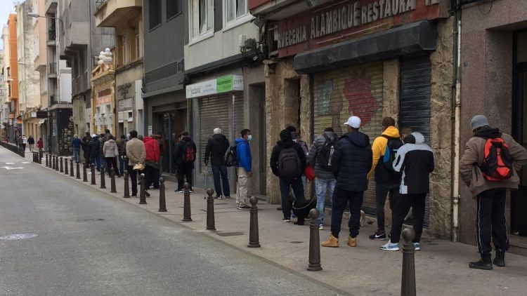 Personas que buscan trabajo, en una fila. En La Coruña, Galicia. Foto, vía lavozdegalicia.es