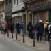 Personas que buscan trabajo, en una fila. En La Coruña, Galicia. Foto, vía lavozdegalicia.es